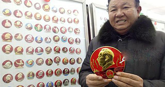 毛主席瓷像图片及价格（76岁老人收藏5000多枚毛主席像章）