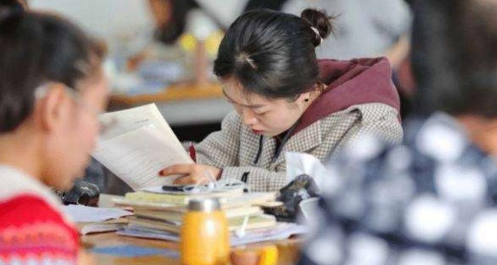 考研一年学费多少钱（普通家庭供一个硕士生）