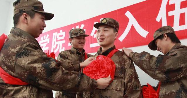 两年义务兵回来一共能拿多少钱（大学生参军入伍有好处）