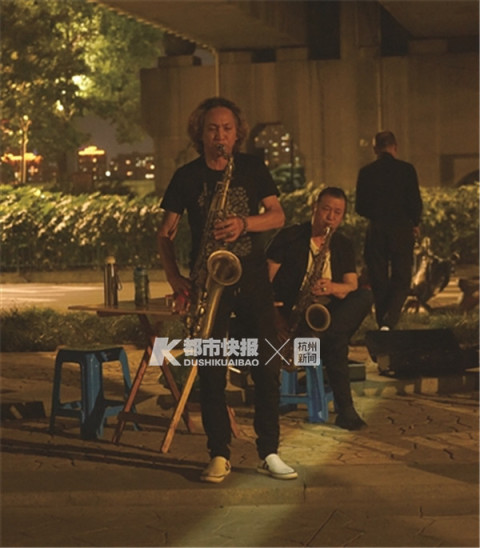 萨克斯多少钱一把（杭州一群男人在钱塘江边开音乐会）