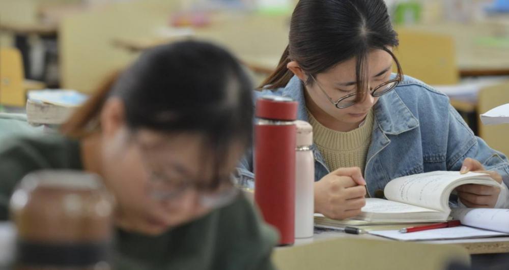 研究生一年学费多少钱（2022研究生迎来2个坏消息）