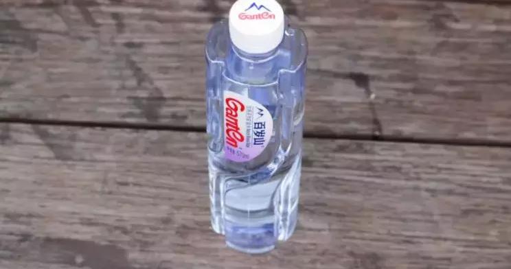依云矿泉水多少钱一瓶（2元一瓶的瓶装水）
