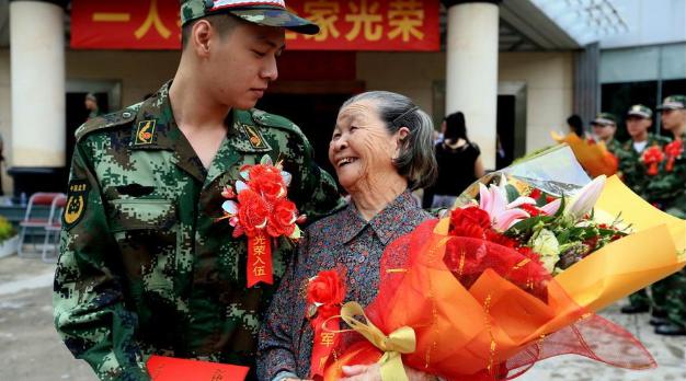两年义务兵回来一共能拿多少钱（大学生当兵）