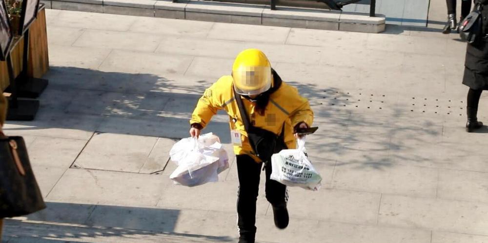 送外卖一个月能挣多少钱（女外卖员带孩子送餐）