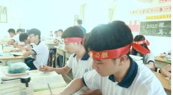 高三補習(xí)多少錢（高中生每年花10萬補課）