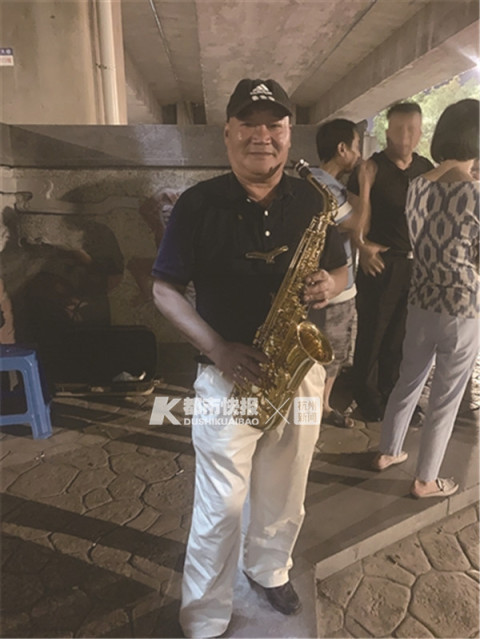 萨克斯多少钱一把（杭州一群男人在钱塘江边开音乐会）