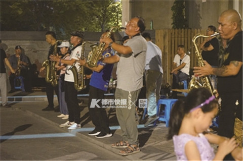 萨克斯多少钱一把（杭州一群男人在钱塘江边开音乐会）