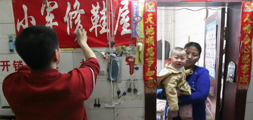 找女人睡觉要多少钱（沈阳农民工20块钱租公厕开修鞋铺）
