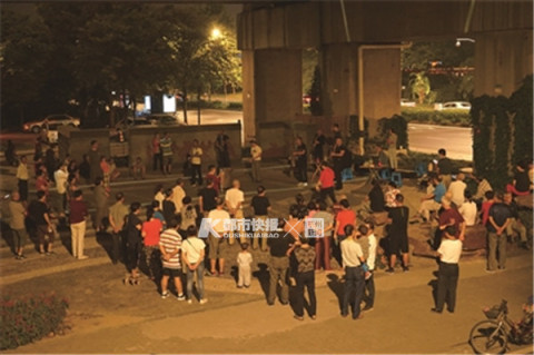 萨克斯多少钱一把（杭州一群男人在钱塘江边开音乐会）