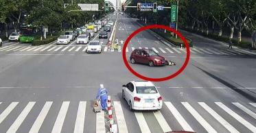 违章闯红灯扣几分罚多少钱（闯黄灯扣6分）