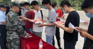 一级军士长工资多少钱（大学生当兵分等级）