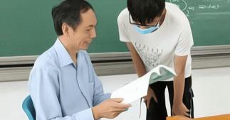 教师工资多少钱一个月（40年工龄教师火了）