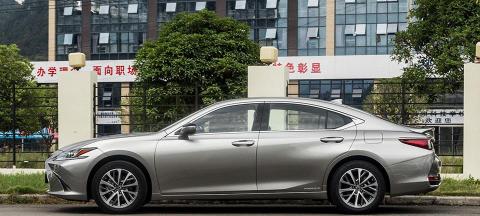 雷克萨斯es300h混动多少钱（加油便宜）