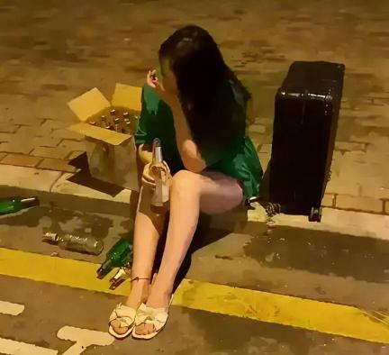 一箱啤酒多少钱（深圳一女子在街头买醉）