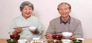 裝固定假牙多少錢（不同人群）