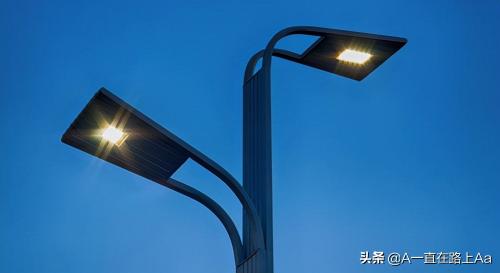50w的一套太阳能路灯多少钱（传统市电路灯与太阳能路灯的区别）