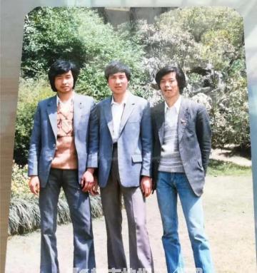 玻璃鋼雨棚價格（一張1982年的合影）