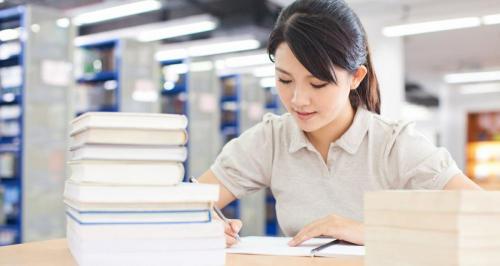 六级多少钱（一个普通大学生读4年）