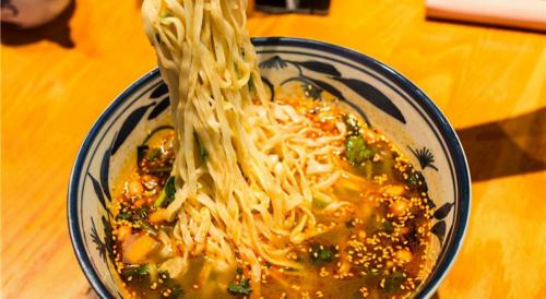 一斤面粉多少钱（超市里的挂面不到2块钱一斤）