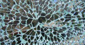 玻璃防爆膜多少钱一平方（从玻璃自爆伤人事件）