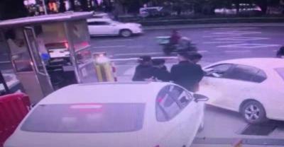 三维重建ct多少钱（5元停车费起争执）