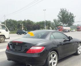 奔驰小跑slk200多少钱（偶遇临牌轿跑奔驰SLC200车型）