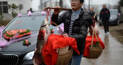 訂婚給女方多少錢（訂婚當天女方要求20萬彩禮）
