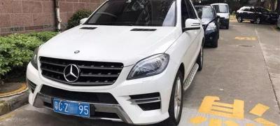 五菱荣光车门多少钱（奔驰小区内撞五菱荣光）