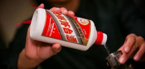 茅台酒瓶多少钱一个（茅台自带2个小酒杯）