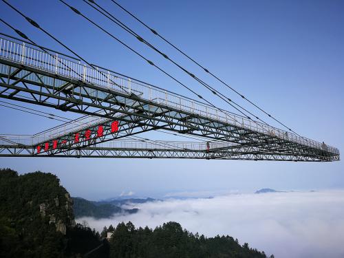 高空蹦極投資多少錢（300米懸崖邊和月亮一起蕩秋千）