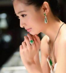 一般的翡翠手镯多少钱（大妈戴四色翡翠手镯）