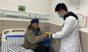阿奇霉素片多少钱一盒（68岁大爷服用阿奇霉素后差点被死神要命）