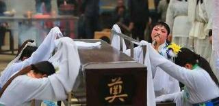 闻屁师闻一个屁多少钱（50岁妇女靠）
