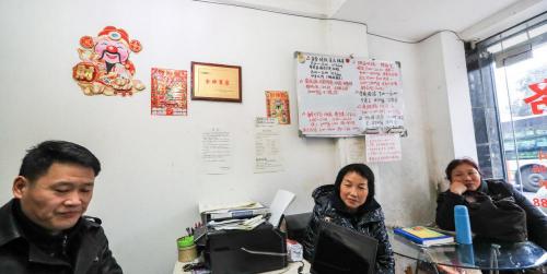 带孩子的保姆一个月多少钱（55岁保姆哭诉）