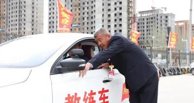 报驾校多少钱2017（巴彦淖尔现在考驾照的人多吗）