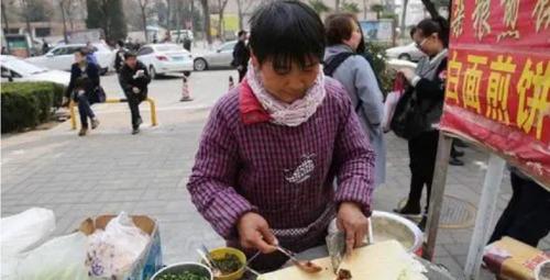 煎饼批发最便宜多少钱（河南大妈摆煎饼摊）