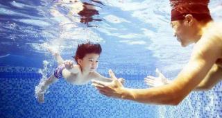 婴儿游泳池多少钱（婴儿游泳课一节100）