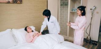 住家月嫂一个月多少钱（宝妈产后去月子中心）