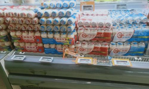 伊利益消活性乳酸菌多少钱（养乐多为何翻车）