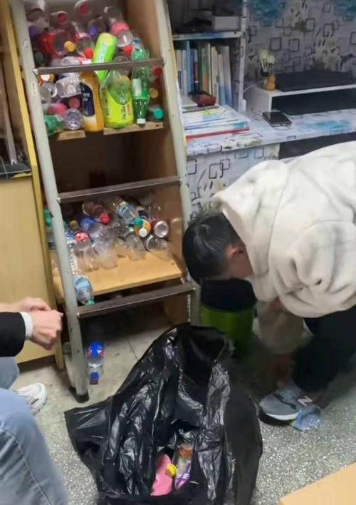 一个塑料瓶能卖多少钱（攒了100多个塑料瓶却只卖了5元）