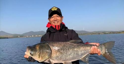 黑坑一年挣多少钱（他辞掉20万高薪专门去钓鱼）