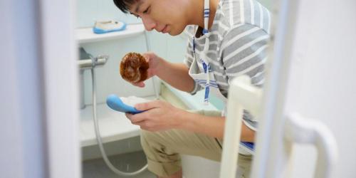 做家政一个月挣多少钱（44岁大叔哭诉）