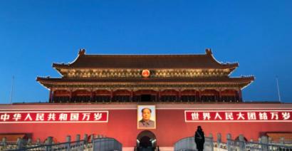 毛主席陶瓷像值多少钱（老人画几十年毛主席像）