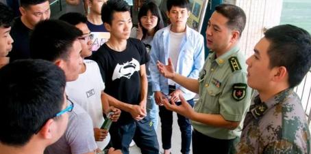 当兵10年退伍可以拿多少钱（大学生参军入伍两年）