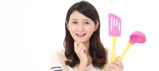 带孩子的保姆一个月多少钱（56岁住家保姆）