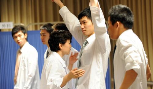 腋臭手术大概多少钱（狐臭实在很尴尬）