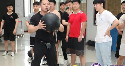 健身教练多少钱（学健身教练学费是多少呢）