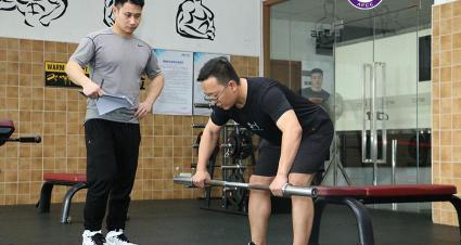 健身房私教多少錢(qián)一節(jié)課（健身房教練一個(gè)月多少錢(qián)工資呢）