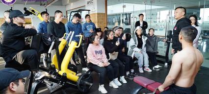 学健身教练多少钱（私人健身教练培训费大概是多少呢）