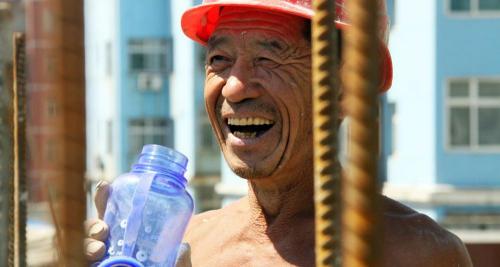 焊工工资一般多少钱（农民工一年挣多少钱才能养家糊口）